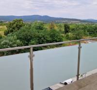 NOVÝ ZARIADENÝ BYT NA Muškáte - Výhľad z balkóna 2-izbového bytu na Muškátovej ulici v Pezinku na prírodu a hory.