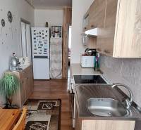 PREDAJ: 3 izbový byt s loggiou - Komárno, č. Ďulov Dvor - Kuchyňa v 3-izbovom byte s dreveným nábytkom a stropným ventilátorom.