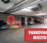 REZERVOVANÉ :2-izb. byt-Rezidencia pri RADNICI, Strojárenská, Košice  - Podzemné parkovacie miesto s označením 43, obklopené parkujúcimi autami.