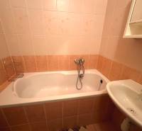 PRENÁJOM - 3 izbový byt s balkónom, Šafárikova ulica, Rožňava - Kúpeľňa so sprchovacou vaňou a umývadlom v 3-izbovom byte.