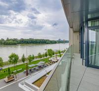 - PRENÁJOM - 3,5 IZBOVÝ BYT - EUROVEA II - LUXUSNÝ - Balkón s výhľadom na rieku a park v Bratislave - Starom Meste.