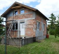 REZERVOVANÉ - Predaj, chalupa Vinosady - VO VÝSTAVBE... - Chata vo Vinosadoch postavená z tehál, s rebríkom a zeleným okolím.