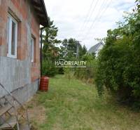 REZERVOVANÉ - Predaj, chalupa Vinosady - VO VÝSTAVBE... - Tehlová chata vo Vinosadoch s trávnatou záhradou a zeleňou okolo.