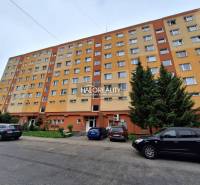 REZERVOVANÉ - Predaj, trojizbový byt Prievidza, Sídl... - Bytový dom v Prievidzi s parkovacími miestami a zeleňou, vhodný pre 3-izbový byt.