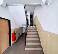 REZERVOVANÉ - Predaj, trojizbový byt Prievidza, Sídl... - Schodisko v bytovom dome, metalové zábradlie, požiarna skrinka. Priechod do 3-izbového bytu, Prievidza.