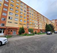 REZERVOVANÉ - Predaj, trojizbový byt Prievidza, Sídl... - Panelák s 3-izbovými bytmi v Prievidzi, obklopený zeleňou a parkoviskom.