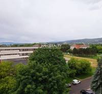 REZERVOVANÉ - Predaj, trojizbový byt Prievidza, Sídl... - Výhľad z 3-izbového bytu v Prievidzi na zeleň a budovy.
