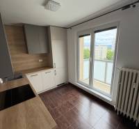 2-izbový byt s 1 veľkým balkónom a 1 menším balkónom v Novej Dubnici. - Kuchyňa v 2-izbovom byte s drevenou pracovnou doskou a prístupom na balkón.