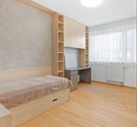 Veľmi pekný 4i byt 110m2, s klimatizáciou, 2x balkón a dvojgaráž - Svetlá izba s posteľou, písacím stolom a oknom v 4-izbovom byte.