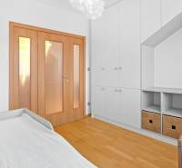 Veľmi pekný 4i byt 110m2, s klimatizáciou, 2x balkón a dvojgaráž - Svetlá izba v 4-izbovom byte s drevenou podlahou a úložným priestorom.