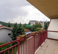 Veľmi pekný 4i byt 110m2, s klimatizáciou, 2x balkón a dvojgaráž - Balkón v 4-izbovom byte na Guothovej ulici v Bratislave s výhľadom na zeleň.