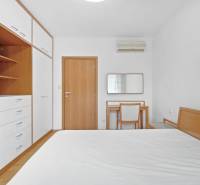 Veľmi pekný 4i byt 110m2, s klimatizáciou, 2x balkón a dvojgaráž - Spálňa so vstavanými skriňami a písacím stolom v 4-izbovom byte.