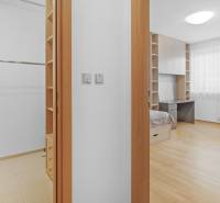 Veľmi pekný 4i byt 110m2, s klimatizáciou, 2x balkón a dvojgaráž - Šatník a svetlá spálňa s drevenou podlahou v 4-izbovom byte.