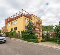Veľmi pekný 4i byt 110m2, s klimatizáciou, 2x balkón a dvojgaráž - Bytový dom na Guothovej ulici v Bratislave - Kramároch, obklopený zeleňou a autami.