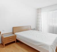 Veľmi pekný 4i byt 110m2, s klimatizáciou, 2x balkón a dvojgaráž - Spálňa s dreveným nábytkom a veľkým oknom v 4-izbovom byte.