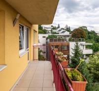 Veľmi pekný 4i byt 110m2, s klimatizáciou, 2x balkón a dvojgaráž - Balkón v 4-izbovom byte na Guothovej ulici ponúka výhľad na zeleň v Kramároch.