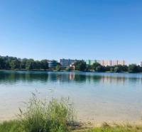 1-izb. apartmán, Antolska ul., Petržalka, rezidencia Draždiak - Pohľad na jazero s budovami v Bratislave - Petržalka, Antolská, v pozadí.