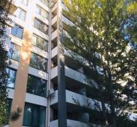 1-izb. apartmán, Antolska ul., Petržalka, rezidencia Draždiak - Bytový dom s balkónmi na Antolskej ulici v Bratislave - Petržalke obklopený stromami.