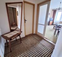 REZERVOVANÝ 2 IZBOVÝ TEHLOVÝ BYT, BALKÓN, ŠIRŠIE CENTRUM, PREŠOV - Chodba s kobercom a zrkadlom v 2-izbovom byte, vedúca do obývacej izby.