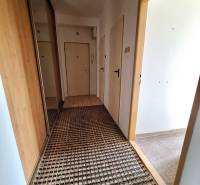 REZERVOVANÝ 2 IZBOVÝ TEHLOVÝ BYT, BALKÓN, ŠIRŠIE CENTRUM, PREŠOV - Chodba v 2-izbovom byte so vzorovaným kobercom a vstavanou skriňou.