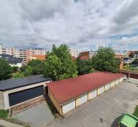 REZERVOVANÝ 2 IZBOVÝ TEHLOVÝ BYT, BALKÓN, ŠIRŠIE CENTRUM, PREŠOV - Pohľad na garáže a zeleň medzi budovami na Pavlovičovom námestí v Prešove.