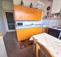 REZERVOVANÝ 2 IZBOVÝ TEHLOVÝ BYT, BALKÓN, ŠIRŠIE CENTRUM, PREŠOV - Kuchyňa s oranžovou linkou a jedálenským stolom v 2-izbovom byte.