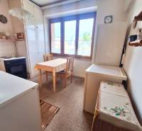 REZERVOVANÝ 2 IZBOVÝ TEHLOVÝ BYT, BALKÓN, ŠIRŠIE CENTRUM, PREŠOV - Kuchyňa v 2-izbovom byte s dreveným jedálenským stolom a veľkým oknom.