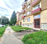 REZERVOVANÝ 2 IZBOVÝ TEHLOVÝ BYT, BALKÓN, ŠIRŠIE CENTRUM, PREŠOV - Bytový dom s červenými balkónmi na Pavlovičovom námestí v Prešove ponúka 2-izbový byt.