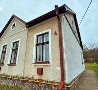 Na predaj: Rodinný dom s pozemkom, 1 076 m2, Železničiarska ul., Nitra - Rodinný dom na Železničiarskej ulici v Nitre s farebnou fasádou a oknami.