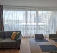PRENÁJOM - 3 izbový byt Nitra – Piesková ulica, RIVIERA NITRA - Obývačka 3-izbového bytu s pohovkou, jedálenským stolom a výhľadom na balkón.