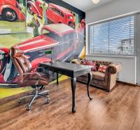 Predaj, Luxusný 4 izbový byt, 180 m2 + 25 m2, Condominium Renaissance - Kancelárska miestnosť s koženým kreslom, stolom a umeleckou nástennou maľbou v 4-izbovom byte.