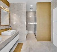 Predaj, Luxusný 4 izbový byt, 180 m2 + 25 m2, Condominium Renaissance - Luxusná kúpeľňa s dvojitým umývadlom a zlatými detailmi v 4-izbovom byte.