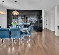 Predaj, Luxusný 4 izbový byt, 180 m2 + 25 m2, Condominium Renaissance - Kuchyňa v 4-izbovom byte s tmavými skrinkami, jedálenským stolom a drevenou podlahou.