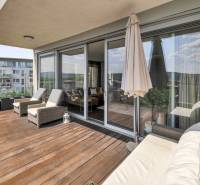 Predaj, Luxusný 4 izbový byt, 180 m2 + 25 m2, Condominium Renaissance - Terasa 4-izbového bytu v Bratislave - Karlovej Vsi s pohodlnými ležadlami a sedačkou.
