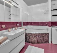 Predaj, Luxusný 4 izbový byt, 180 m2 + 25 m2, Condominium Renaissance - Kúpeľňa so sprchovým kútom, skrinkou a práčkou v 4-izbovom byte.