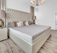 Predaj, Luxusný 4 izbový byt, 180 m2 + 25 m2, Condominium Renaissance - Luxusná spálňa s veľkou posteľou a štýlovým lustrom v 4-izbovom byte.