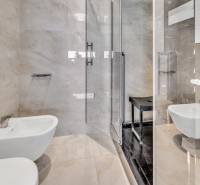 Predaj, Luxusný 4 izbový byt, 180 m2 + 25 m2, Condominium Renaissance - Kúpeľňa v 4-izbovom byte so sprchovacím kútom, bidetom a lesklými obkladmi.