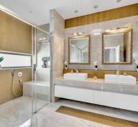 Predaj, Luxusný 4 izbový byt, 180 m2 + 25 m2, Condominium Renaissance - Luxusná kúpeľňa s dvomi umývadlami, zrkadlami a sprchovým kútom v 4-izbovom byte.