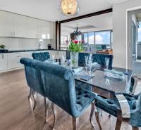 Predaj, Luxusný 4 izbový byt, 180 m2 + 25 m2, Condominium Renaissance - Luxusná jedáleň s pohľadom na terasu v 4-izbovom byte.
