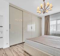 Predaj, Luxusný 4 izbový byt, 180 m2 + 25 m2, Condominium Renaissance - Spálňa so šatníkovou skriňou a lustrom v 4-izbovom byte.