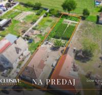NA PREDAJ 4-IZBOVÝ RODINNÝ DOM V JAHODNEJ - Rodinný dom v Jahodnej so záhradou a poľom na predaj lokalitou realitnej kancelárie.