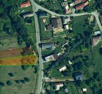 Predaj pozemku priamo v obci Hanigovce, okr. Sabinov. - Letecký pohľad na poľnohospodárske a lesné pozemky v okolí Hanigoviec s parcelami a cestnou sieťou.