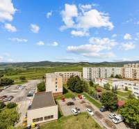 2 – IZB.BYT, NOVÁ KOMPLET. REK., LOGGIA, PIVNICA, SVÄTOPLUKOVA,PEZINOK - Svätoplukova ulica v Pezinku, panelové bytovky a parkovisko, ideálny výhľad pre 2-izbový byt.