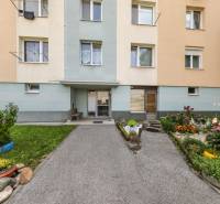 2 – IZB.BYT, NOVÁ KOMPLET. REK., LOGGIA, PIVNICA, SVÄTOPLUKOVA,PEZINOK - Bytový dom na Svätoplukovej ulici v Pezinku s upraveným vchodom a predzáhradkou.