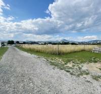 PREŠOV-ĽUBOTICE, LUKRATÍVNY POZEMOK, 497 m2, UL. VODÁRENSKÁ  - Štrková cesta vedie cez pozemky na bývanie na Vodárenskej ulici v Ľuboticiach.