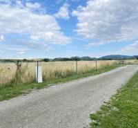 PREŠOV-ĽUBOTICE, LUKRATÍVNY POZEMOK, 497 m2, UL. VODÁRENSKÁ  - Vidiecky pozemok na Vodárenskej v Ľuboticiach vhodný na bývanie, obklopený prírodou a poľom.