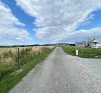 PREŠOV-ĽUBOTICE, LUKRATÍVNY POZEMOK, 497 m2, UL. VODÁRENSKÁ  - Pozemky - bývanie na ulici Vodárenská v Ľuboticiach s výhľadom na prírodu a domy.