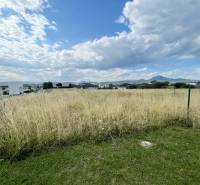 PREŠOV-ĽUBOTICE, LUKRATÍVNY POZEMOK, 497 m2, UL. VODÁRENSKÁ  - Pozemky - bývanie na Vodárenskej ulici v Ľuboticiach s výhľadom na okolité hory.