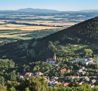 Pozemok (3,1ha) na Hrušove okr. Veľký Krtíš s panoramatickým výhľadom. - Panoramatický pohľad na dedinu v údoli, obklopený lesmi a poliami. Pozemky vhodné na bývanie.