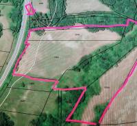 Pekný pozemok (3,2ha) na Hrušove okres Veľký Krtíš. - Mapa rekreačných pozemkov v Hrušove obklopená zeleňou označených ružovou čiarou.